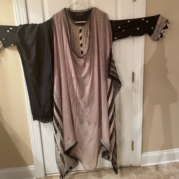 This is Pakistani top brand Asim Jofa 3 piece suite. - Picture 8 of 8